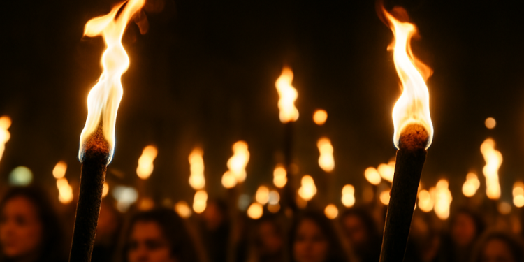 Chimbas marcha contra la violencia de género en una emotiva noche de antorchas