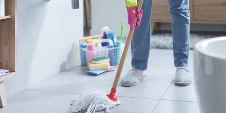 Aumento para empleadas domésticas: acordaron un 2,7% entre noviembre y diciembre, junto a un bono de $14.000