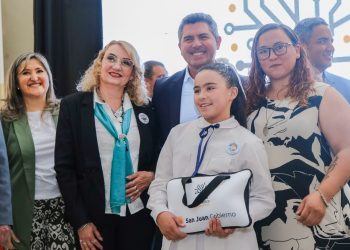 Marcelo Orrego entregó más computadoras y ya alcanzaron las 23.000 en San Juan