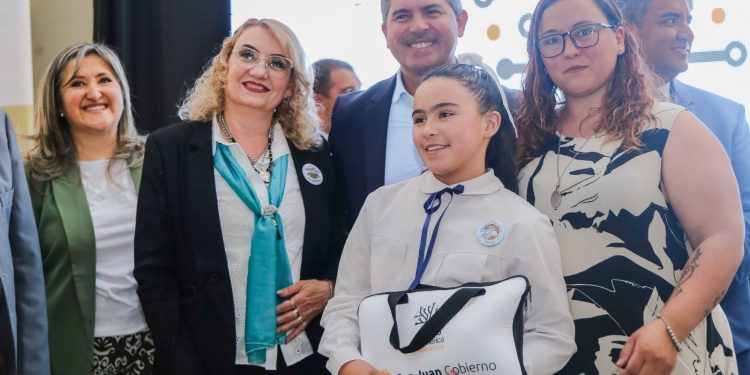 Marcelo Orrego entregó más computadoras y ya alcanzaron las 23.000 en San Juan