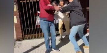 Un jubilado le pegó una trompada a una joven luego de acusarla de haber estacionado mal el auto