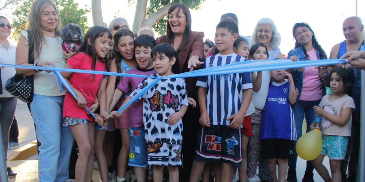 El Barrio Los Tamarindos ya disfruta de su nueva plaza