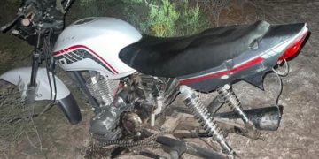 Hallaron una moto robada desarmada en una zona rural