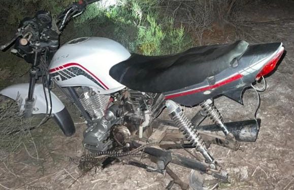 Hallaron una moto robada desarmada en una zona rural