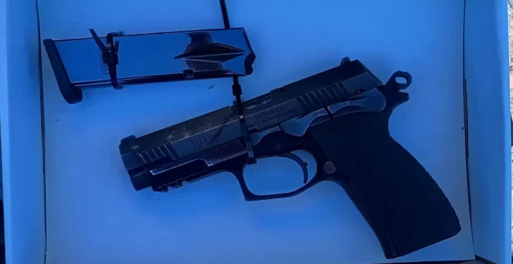 Sujeto huyó y abandonó un arma de fuego en un operativo policial