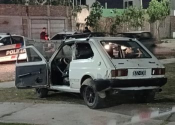 Caos y desesperación: un auto irrumpió en una plaza y atropelló a dos nenas