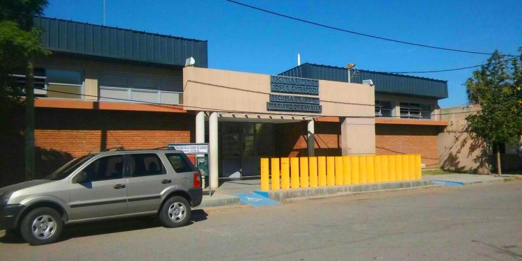 “Golpeó, empujó y hasta escupió”: grave acusación contra una docente