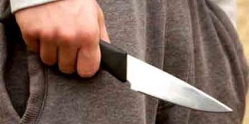 Una joven fue apuñalada por la espalda durante una violenta pelea