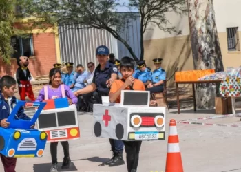 La Policía visitó una escuela de 25 de Mayo con actividades recreativas y educativas