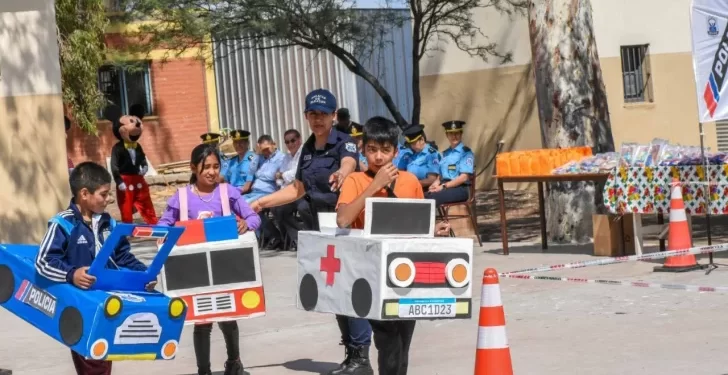 La Policía visitó una escuela de 25 de Mayo con actividades recreativas y educativas