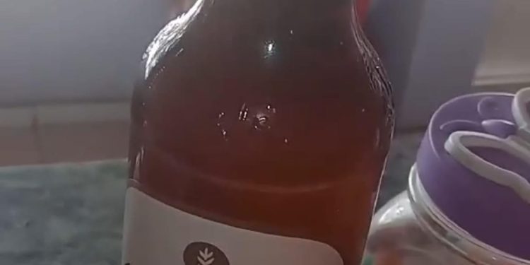VIDEO: una mujer afirma que una cerveza Quilmes tenía un elemento “asqueroso”