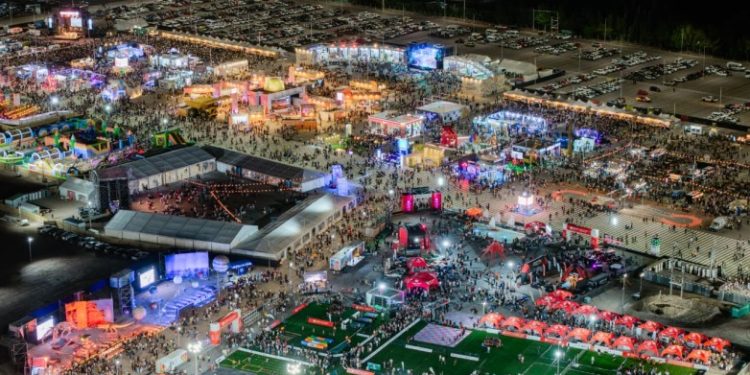 FNS 2025: unas 59 mil personas disfrutaron del éxito de la primera noche de feria