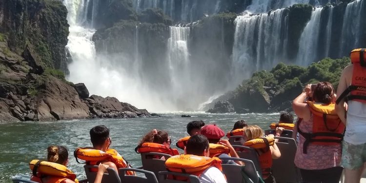 Fin de semana largo: viajaron 21% más turistas y el gasto creció 34%