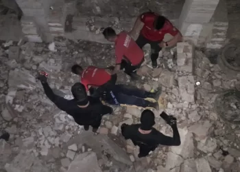 Un policía cayó a un pozo de cuatro metros mientras perseguía a un delincuente