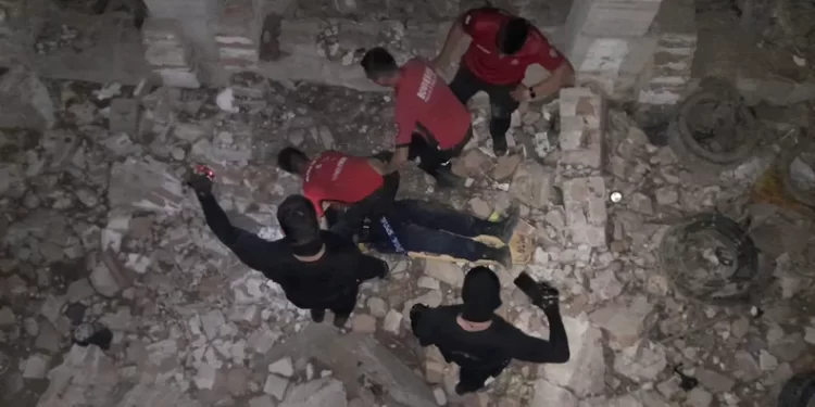 Un policía cayó a un pozo de cuatro metros mientras perseguía a un delincuente