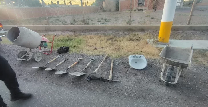 Cayeron tres hombres tras ser sorprendidos trasladando herramientas robadas de una bodega