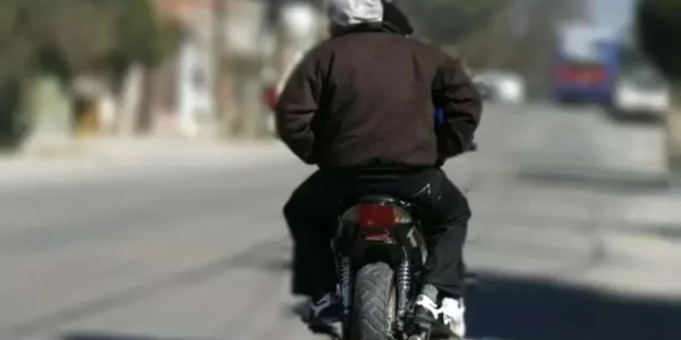 Motochorros asaltaron a un estudiante a la salida de una escuela