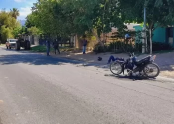 Motociclista lucha por su vida tras chocar contra un tractor