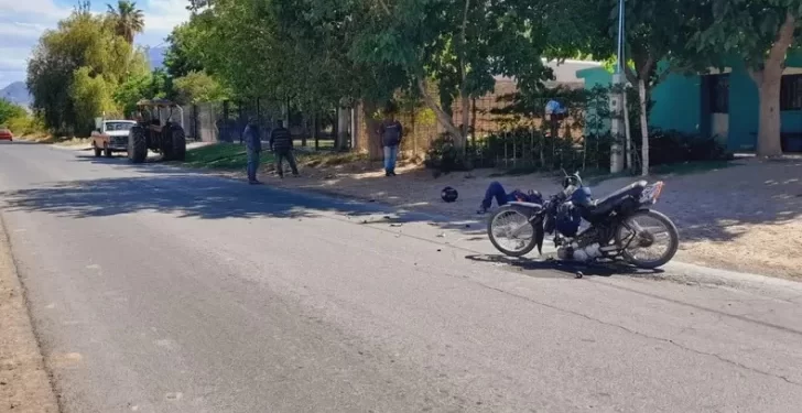 Motociclista lucha por su vida tras chocar contra un tractor