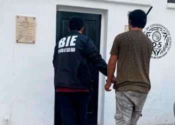 Detienen a dos hombres que intentaban vender ilegalmente un arma de fuego