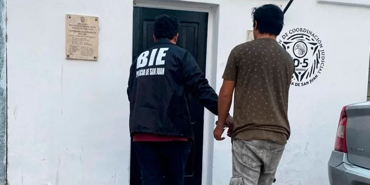 Detienen a dos hombres que intentaban vender ilegalmente un arma de fuego