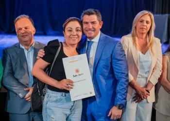 Orrego entregó más de 400 escrituras y llaves de nuevas viviendas en un acto provincial