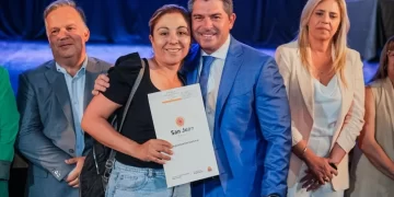 Orrego entregó más de 400 escrituras y llaves de nuevas viviendas en un acto provincial