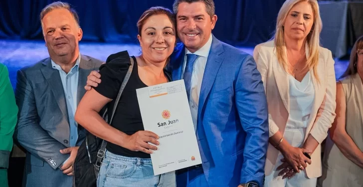 Orrego entregó más de 400 escrituras y llaves de nuevas viviendas en un acto provincial