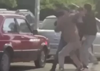 VIDEO: Lo desmayó de un palazo traicionero en brutal pelea callejera