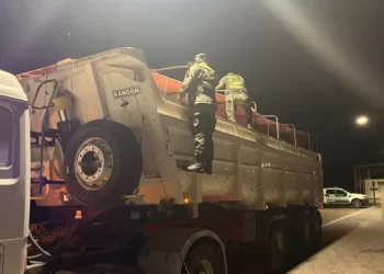Gendarmería detectó un camión con 30 toneladas de cuarzo sin documentación y aplicaron sanciones en Ruta 141