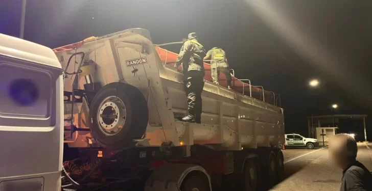 Gendarmería detectó un camión con 30 toneladas de cuarzo sin documentación y aplicaron sanciones en Ruta 141