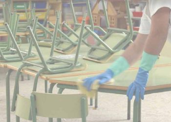 Portero de una escuela fue sorprendido robando artículos de limpieza