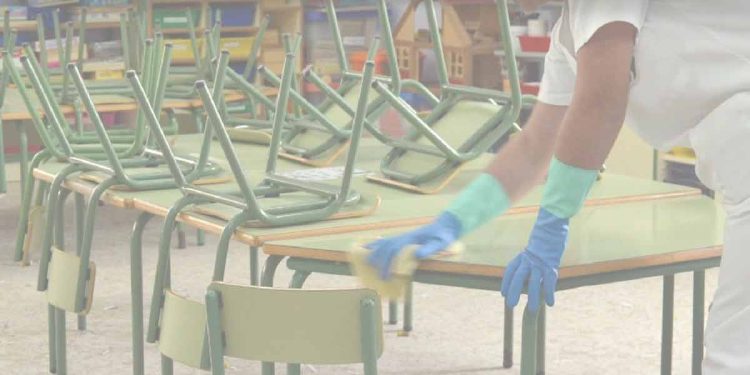 Portero de una escuela fue sorprendido robando artículos de limpieza