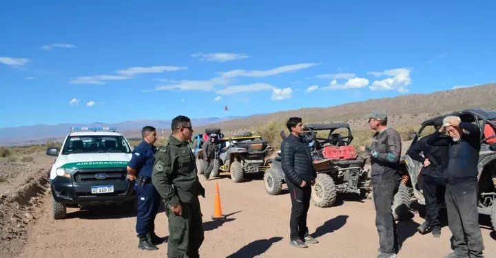 Indignación en Barreal: 16 vehículos dañaron la Pampa del Leoncito y hay un guía turístico identificado