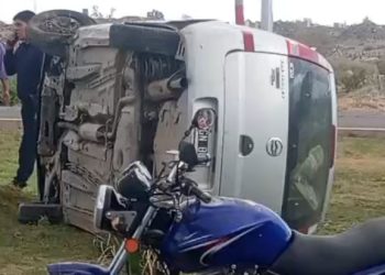 Chimbas: Roban un auto en segundos, huyen a toda velocidad y acaban volcando