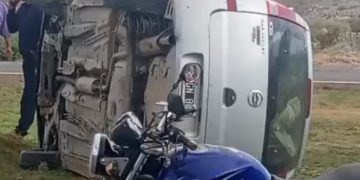 Chimbas: Roban un auto en segundos, huyen a toda velocidad y acaban volcando