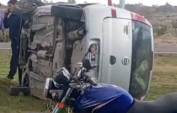 Chimbas: Roban un auto en segundos, huyen a toda velocidad y acaban volcando