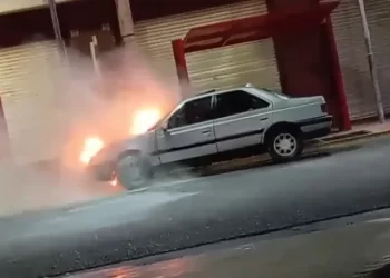 Un auto se incendió a metros de una estación de servicio