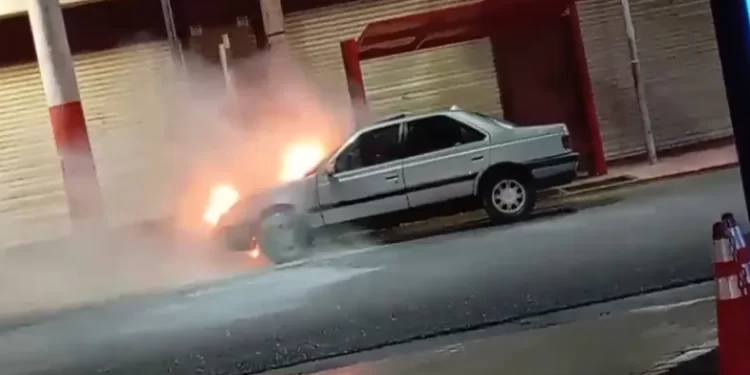 Un auto se incendió a metros de una estación de servicio