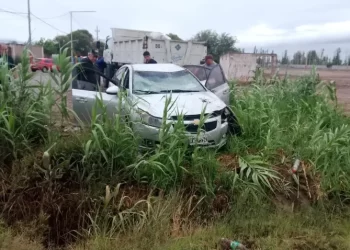 Perdió el control de su auto, volcó y sobrevivió de milagro