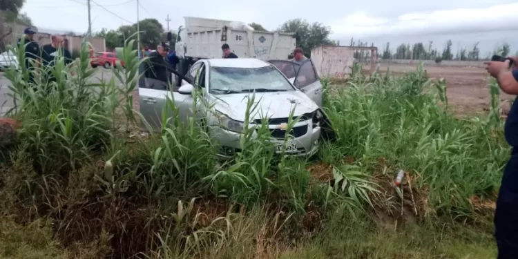 Perdió el control de su auto, volcó y sobrevivió de milagro