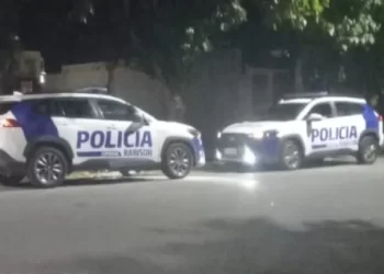 Violento operativo: vecinos atacaron a la Policía para evitar la detención de un joven