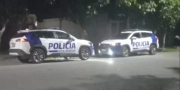 Violento operativo: vecinos atacaron a la Policía para evitar la detención de un joven