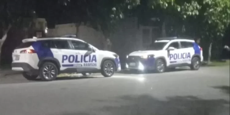 Violento operativo: vecinos atacaron a la Policía para evitar la detención de un joven