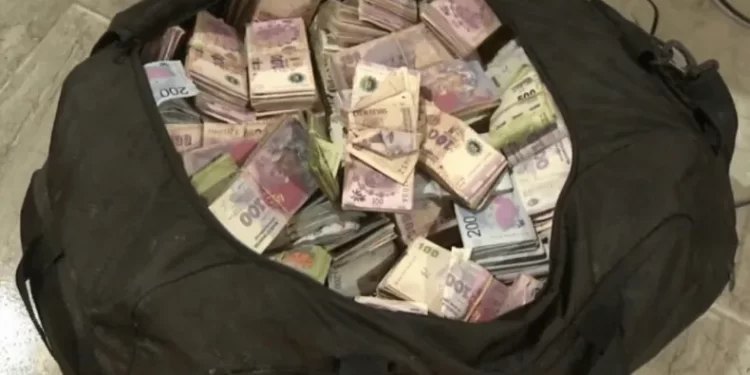 Encontraron casi $3 millones en una terminal y los devolvieron