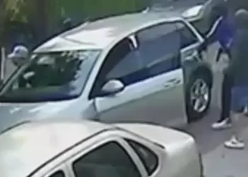 Ataque “piraña” en Pocito: golpearon a un automovilista y le robaron en un semáforo