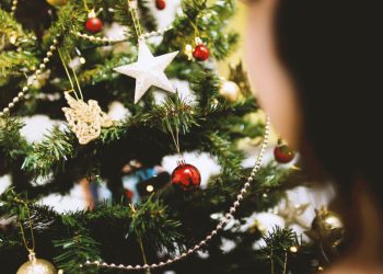 Los 9 adornos que no pueden faltar en el árbol de Navidad para atraer prosperidad y buena energía