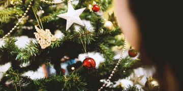 Los 9 adornos que no pueden faltar en el árbol de Navidad para atraer prosperidad y buena energía