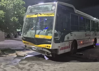 Choque entre un colectivo de la Red Tulum y un auto deja dos heridos