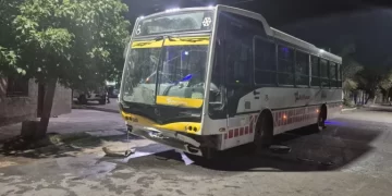 Choque entre un colectivo de la Red Tulum y un auto deja dos heridos